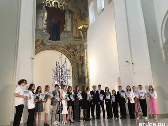 18 выпускников школ Гусь-Хрустального получили медали (ВИДЕО)